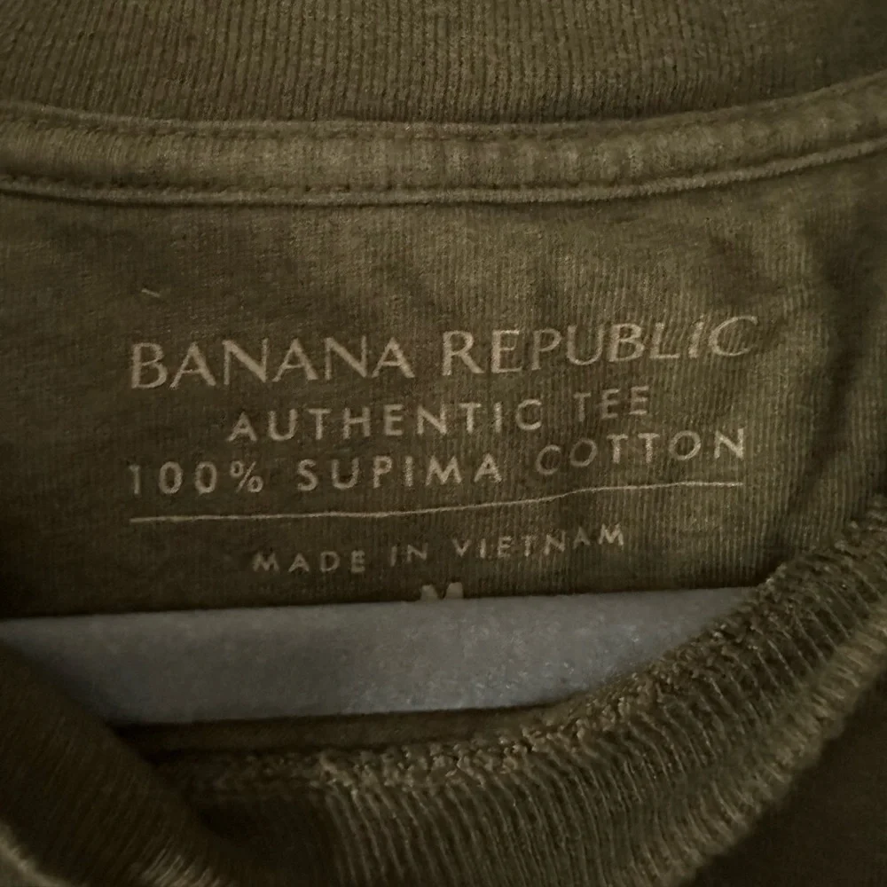 Banana Republic men’s supima cotton tee, medium